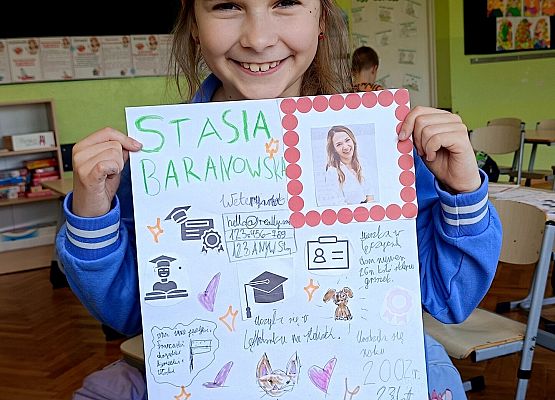 uczennica prezentuje CV