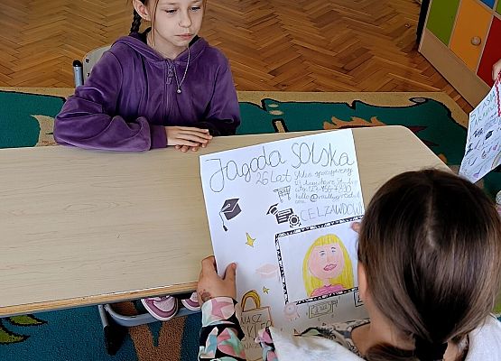 uczennice przeprowadzają rozmowę kwalifikacyjną