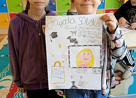 uczennice prezentują swoje CV