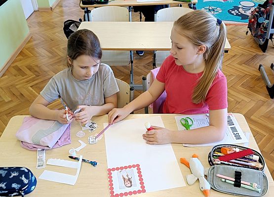 uczennice przygotowują CV