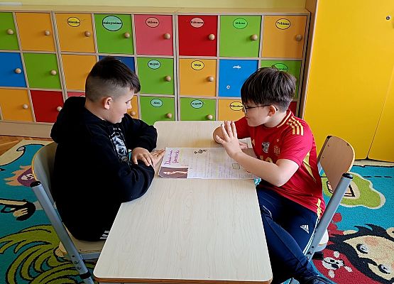 uczniowie ćwiczą rozmowę kwalifikacyjną