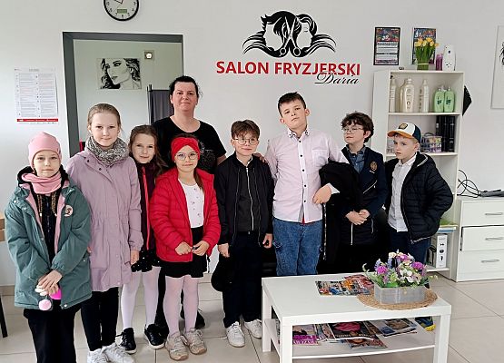 uczniowie podczas wizyty w salonie fryzjerskim