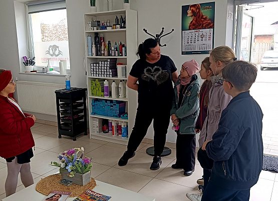 uczniowie podczas wizyty w salonie fryzjerskim
