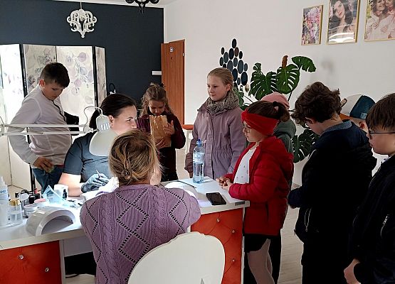 uczniowie podczas wizyty w salonie kosmetycznym