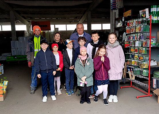 uczniowie podczas wizyty w składzie budowlanym