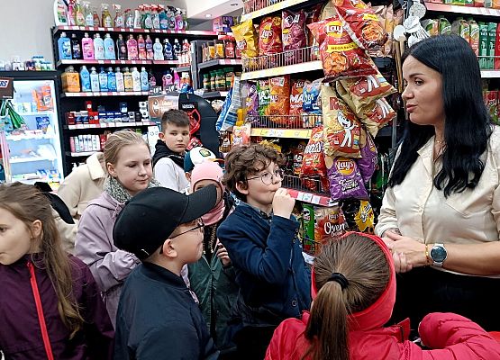 uczniowie podczas wizyty w sklepie