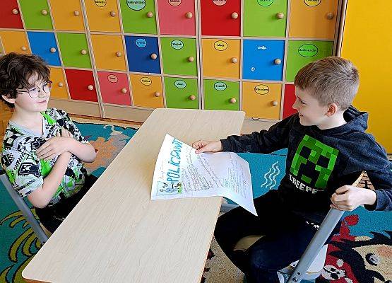 uczniowie prowadzą rozmowę kwalifikacyjną