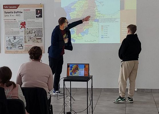 uczniowie słuchają wykładu na temat naszego regionu