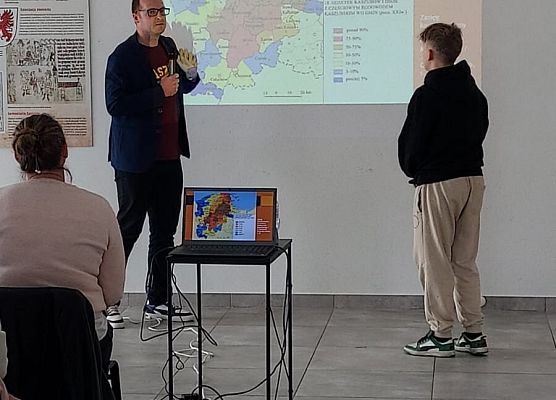 uczniowie słuchają wykłady na temat naszego rejonu