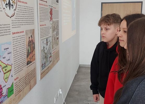 uczniowie oglądają wystawę