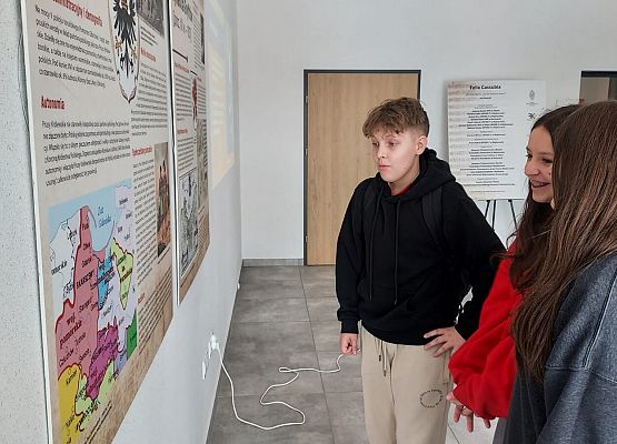 uczniowie oglądają wystawę