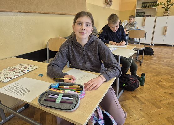 uczennica wykonuje zadanie