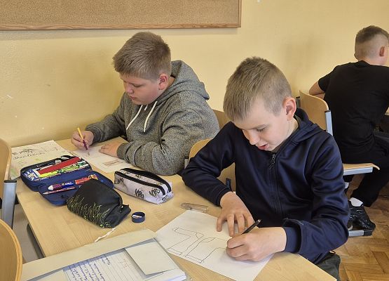 uczniowie wykonują zadanie