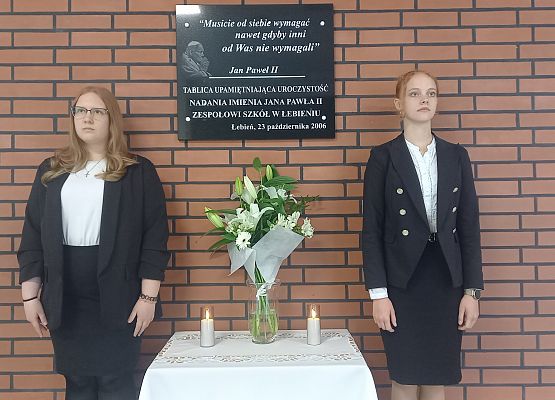 przedstawiciele samorządu przed tablicą pamiątkową