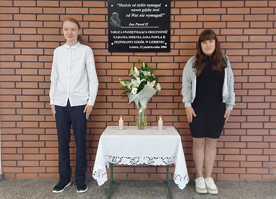 przedstawiciele samorządu przed tablicą pamiątkową