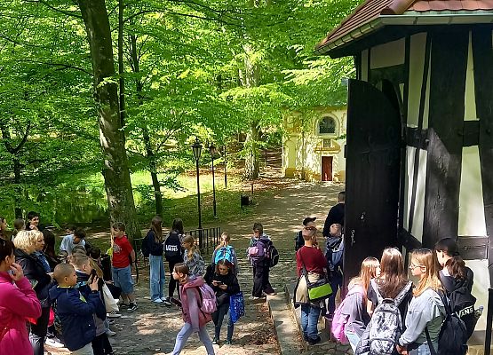 uczniowie zwiedzają Kalwarię Wejherowską