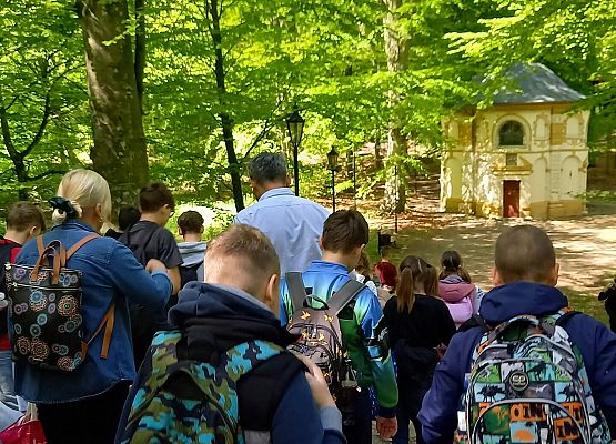 uczniowie zwiedzają Kalwarię Wejherowską
