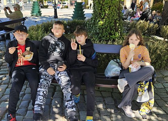 uczniowie jedzą lody