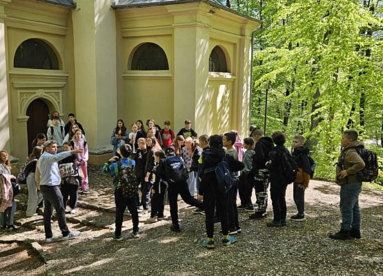 uczniowie zwiedzają kapliczki