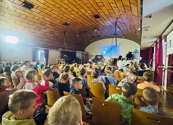 uczniowie  w trakcie spektaklu