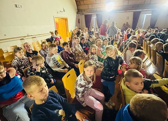 uczniowie  w trakcie spektaklu