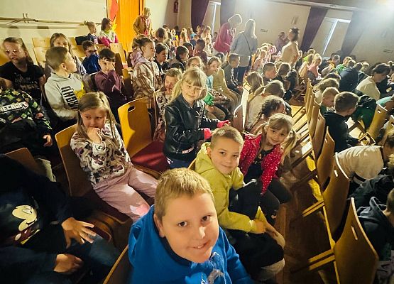 uczniowie  w trakcie spektaklu