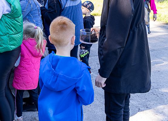dzieci i rodzice w trakcie warsztatów