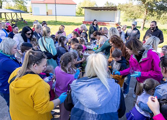 dzieci i rodzice w trakcie warsztatów