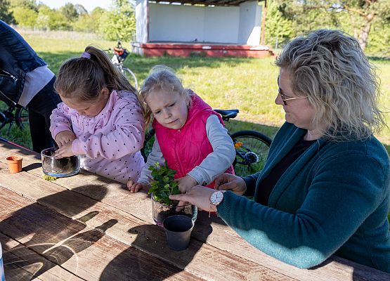dzieci i rodzice w trakcie warsztatów