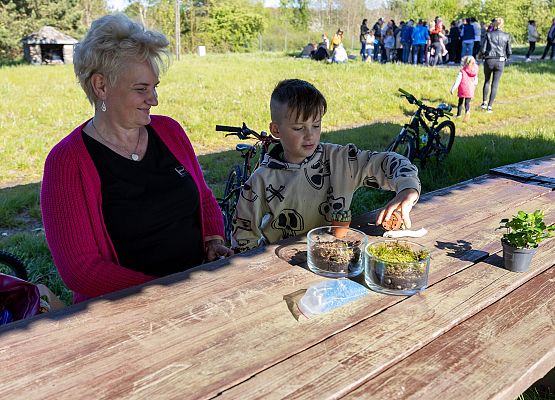 dzieci i rodzice w trakcie warsztatów
