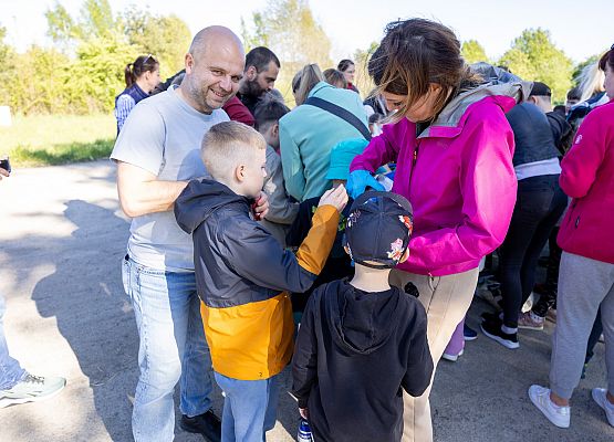 dzieci i rodzice w trakcie warsztatów