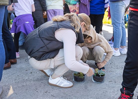 dzieci i rodzice w czasie warsztatów