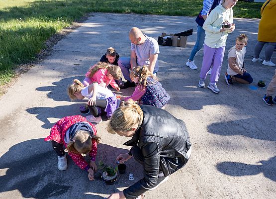 dzieci i rodzice w czasie warsztatów