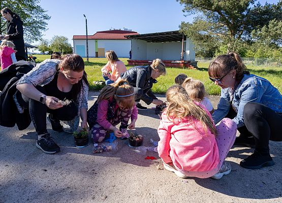 dzieci i rodzice w czasie warsztatów