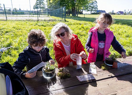 dzieci i rodzice w czasie warsztatów