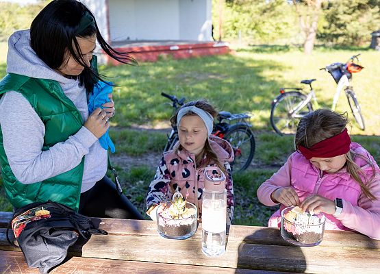 dzieci i rodzice w czasie warsztatów