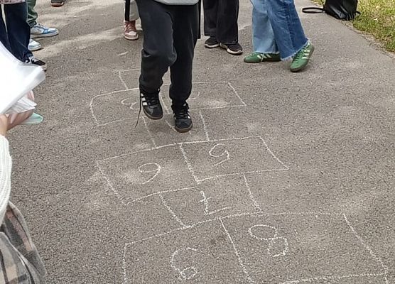 uczniowie w trakcie zajęć warsztatowych