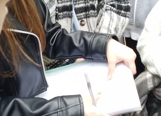 uczniowie w trakcie zajęć warsztatowych