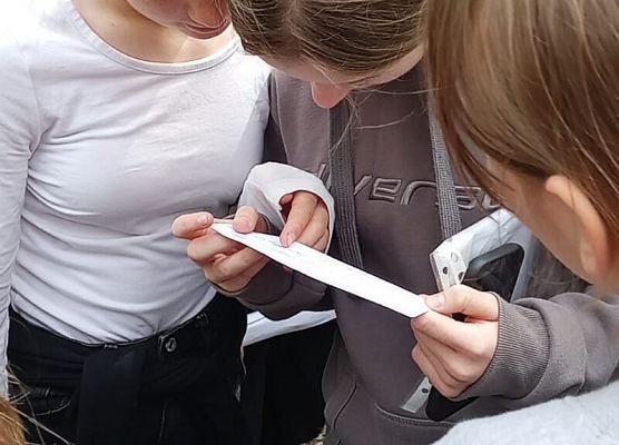 uczniowie w trakcie zajęć warsztatowych