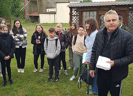 uczniowie i nauczyciel w trakcie zajęć warsztatowych