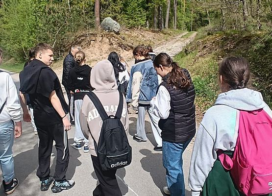 uczniowie w trakcie zajęć warsztatowych