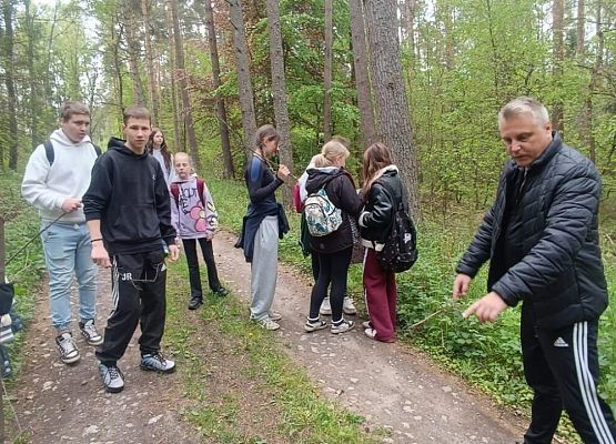 uczniowie i nauczyciel w trakcie zajęć warsztatowych