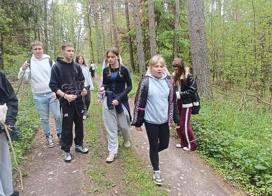 uczniowie w trakcie zajęć warsztatowych