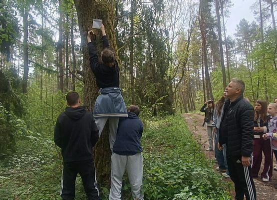 uczniowie i nauczyciel w trakcie zajęć warsztatowych