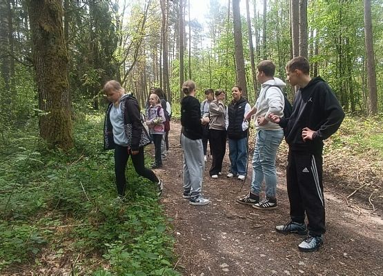 uczniowie w trakcie zajęć warsztatowych