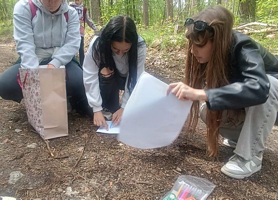 uczniowie w trakcie zajęć warsztatowych