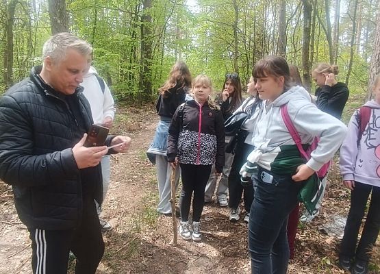 uczniowie i nauczyciel w trakcie zajęć warsztatowych