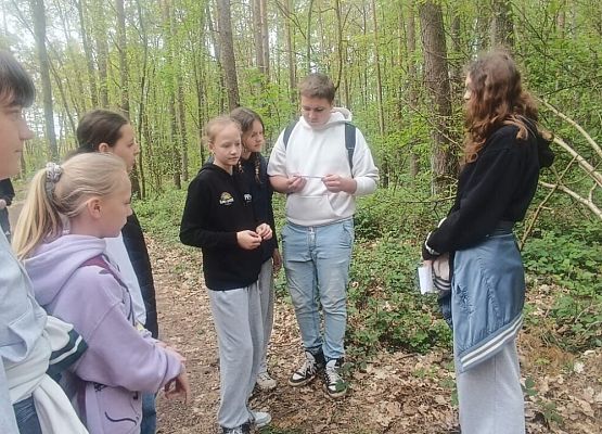 uczniowie w trakcie zajęć warsztatowych
