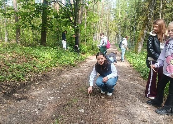 uczniowie w trakcie zajęć warsztatowych