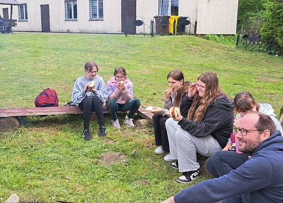 uczniowie i nauczyciel w trakcie zajęć warsztatowych